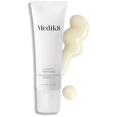 Medik8 Clarity Peptides – Sérum peptide infusé de niacinamide à 10% avec acide hyaluronique – Pour une peau visiblement clarifiée et lumineuse – 30 ml Medik8 Clarity Peptides – Sérum peptide infusé de niacinamide à 10% avec acide hyaluronique – Pour une peau visiblement clarifiée et lumineuse – 30 ml