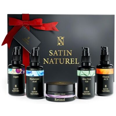 Satin Naturel Coffret Cadeau Femme – Sérum Vitamine C, Sérum Acide Hyaluronique, Huile d’Argan Bio, Gel Aloe Vera & Crème Hydratante Visage 5x30ml – Soins Visage Anti-Âge Naturels Satin Naturel Coffret Cadeau Femme – Sérum Vitamine C, Sérum Acide Hyaluronique, Huile d’Argan Bio, Gel Aloe Vera & Crème Hydratante Visage 5x30ml – Soins Visage Anti-Âge Naturels