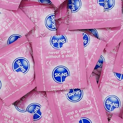 SKINS Premium Bubblegum Lot de 100 préservatifs aromatisés Big Box – Préservatifs ultra fins avec lubrifiant extra aromatisé pour plus de plaisir SKINS Premium Bubblegum Lot de 100 préservatifs aromatisés Big Box – Préservatifs ultra fins avec lubrifiant extra aromatisé pour plus de plaisir