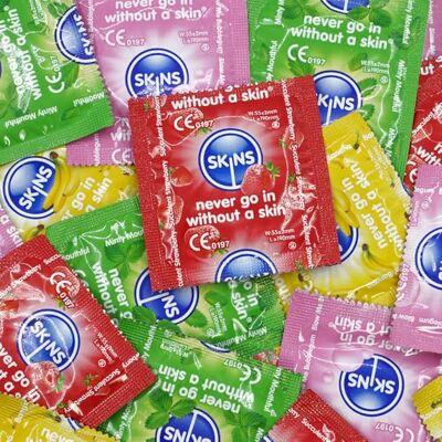 SKINS Préservatifs aromatisés pour la bouche et les rapports sexuels, grande boîte de préservatifs premium de 100 pièces SKINS Préservatifs aromatisés pour la bouche et les rapports sexuels, grande boîte de préservatifs premium de 100 pièces