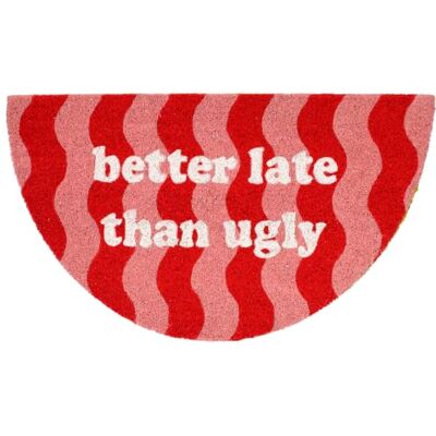 Fisura – Tapis d’entrée “Better late” en coco avec base antidérapante en PVC. Tapis intérieur rose peint à la main, avec un message amusant. Taille : 70 x 40 cm. Fisura – Tapis d’entrée “Better late” en coco avec base antidérapante en PVC. Tapis intérieur rose peint à la main, avec un message amusant. Taille : 70 x 40 cm.