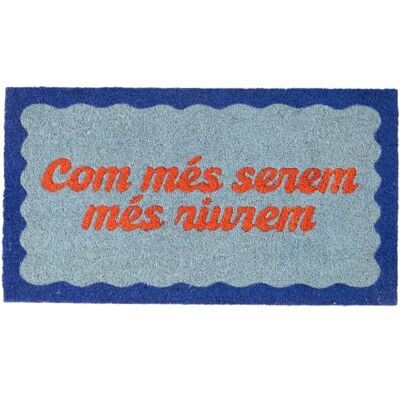 Fisura – Paillasson d'entrée "com més serem" en fibre de coco avec base antidérapante en PVC. Tapis original bleu et rouge avec message en catalan. Dimensions : 70 cm x 40 cm. Fisura – Paillasson d'entrée "com més serem" en fibre de coco avec base antidérapante en PVC. Tapis original bleu et rouge avec message en catalan. Dimensions : 70 cm x 40 cm.