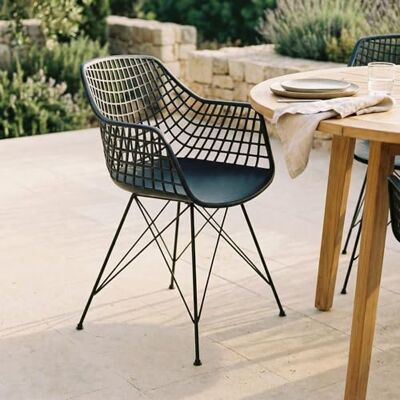 IDIMEX Lot de 4 chaises Alicante pour Salle à Manger ou Cuisine au Design Retro avec accoudoirs, Coque en Plastique Noir et 4 Pieds croisé en métal laqué Noir IDIMEX Lot de 4 chaises Alicante pour Salle à Manger ou Cuisine au Design Retro avec accoudoirs, Coque en Plastique Noir et 4 Pieds croisé en métal laqué Noir