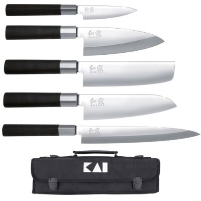 Kai Wasabi Black Ensemble de Sacs de Couteaux Couteau Utilitaire 10 cm, Deba 15 cm, Nakiri 16,5 cm, Santoku 16,5 cm, Yanagiba 21 cm acier inoxydable poli 6A/1K6 58 (±1) HRC Fabriqué au Japon Kai Wasabi Black Ensemble de Sacs de Couteaux Couteau Utilitaire 10 cm, Deba 15 cm, Nakiri 16,5 cm, Santoku 16,5 cm, Yanagiba 21 cm acier inoxydable poli 6A/1K6 58 (±1) HRC Fabriqué au Japon