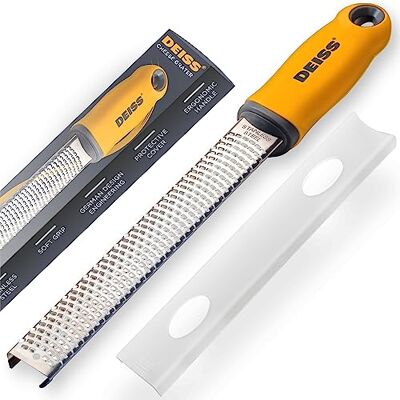 Deiss PRO Zesteur d'Agrumes & Râpe à Fromage Manuelle Parmesan, Citron, Gingembre, Ail, Noix de Muscade, Chocolat Lame Tranchante en Acier Inoxydable – Nettoyable au lave-vaisselle (ORANGE) Deiss PRO Zesteur d'Agrumes & Râpe à Fromage Manuelle Parmesan, Citron, Gingembre, Ail, Noix de Muscade, Chocolat Lame Tranchante en Acier Inoxydable – Nettoyable au lave-vaisselle (ORANGE)