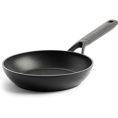 KitchenAid Classic Forged Aluminium Poêle à frire de 20 cm en céramique anodisée dure, antiadhésive et sans PFAS, pour induction, four et lave-vaisselle, noire. KitchenAid Classic Forged Aluminium Poêle à frire de 20 cm en céramique anodisée dure, antiadhésive et sans PFAS, pour induction, four et lave-vaisselle, noire.