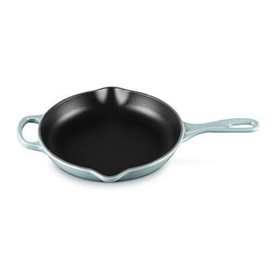 LE CREUSET Poêle en fonte émaillée Signature avec poignée auxiliaire et deux becs verseurs, 23 cm, sel marin LE CREUSET Poêle en fonte émaillée Signature avec poignée auxiliaire et deux becs verseurs, 23 cm, sel marin