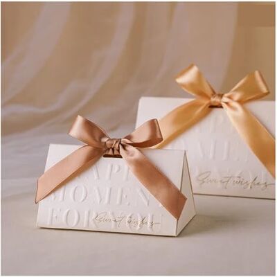 BYLYUIVN Lot de 20 boîtes à dragées triangulaires en forme de nœud doré champagne pour mariage, boîte cadeau portable pour mariage, fête prénuptiale (champagne doré, 16,8 x 10 x 10 cm) BYLYUIVN Lot de 20 boîtes à dragées triangulaires en forme de nœud doré champagne pour mariage, boîte cadeau portable pour mariage, fête prénuptiale (champagne doré, 16,8 x 10 x 10 cm)