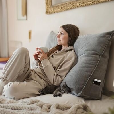 Björn&Schiller Coussin de Dossier, Coussin de Lecture pour lit et canapé, Coussin Triangulaire, Coussin Lombaire pour Le lit, Gros Coussin de tête de lit, avec Housse Lavable (Gris, 70 cm) Björn&Schiller Coussin de Dossier, Coussin de Lecture pour lit et canapé, Coussin Triangulaire, Coussin Lombaire pour Le lit, Gros Coussin de tête de lit, avec Housse Lavable (Gris, 70 cm)