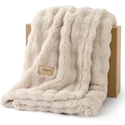 Bedsure Couverture polaire douce Bulla Plaid, beige, 150 x 200 cm Cadeaux pour femmes Couverture chaude décorative, plaid chaud pour canapé et lit, couverture douce pour salon Bedsure Couverture polaire douce Bulla Plaid, beige, 150 x 200 cm Cadeaux pour femmes Couverture chaude décorative, plaid chaud pour canapé et lit, couverture douce pour salon