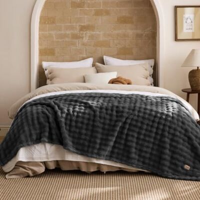 Bedsure Couverture douillette à bulles Gris foncé 220 x 240 cm Couverture de canapé, couverture polaire épaisse, couvre-lit pour décoration de chambre, couverture en laine douce et Bedsure Couverture douillette à bulles Gris foncé 220 x 240 cm Couverture de canapé, couverture polaire épaisse, couvre-lit pour décoration de chambre, couverture en laine douce et