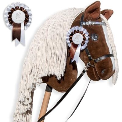 Hobby Horse Land Hobby Horse A3 Sunny Dream – Cheval Alezan Foncé aux Crins Lavés – Filet Complet avec Frontal Scintillant – Flot Satin Blanc et Marron Offert – Jouet Équestre pour Enfants et Adolescents Hobby Horse Land Hobby Horse A3 Sunny Dream – Cheval Alezan Foncé aux Crins Lavés – Filet Complet avec Frontal Scintillant – Flot Satin Blanc et Marron Offert – Jouet Équestre pour Enfants et Adolescents