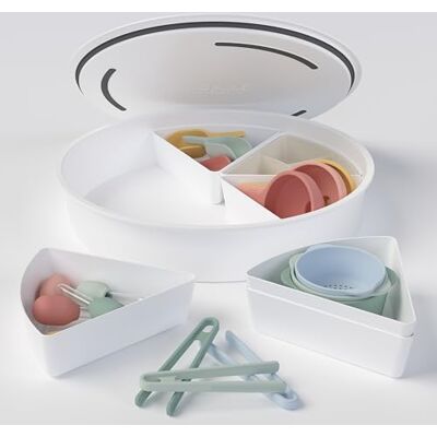 Inspire My Play Explorer Bundle Bac avec couvercle et outils Bac avec couvercle 1 PlayTRAY, 6 compartiments, bols, pelles, pipettes, entonnoirs et 3 pinces Tous âges Inspire My Play Explorer Bundle Bac avec couvercle et outils Bac avec couvercle 1 PlayTRAY, 6 compartiments, bols, pelles, pipettes, entonnoirs et 3 pinces Tous âges