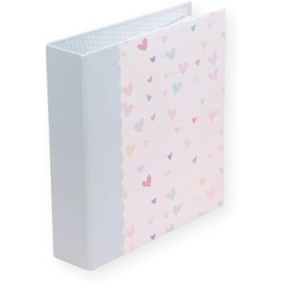 Craftelier Album en carton ligné imprimé cœurs (15,2 x 20,3 cm) Système 2 anneaux en D en métal blanc Couverture rigide et robuste Dimensions : 22,5 x 23 x 6 cm Blanc et bleu pastel Craftelier Album en carton ligné imprimé cœurs (15,2 x 20,3 cm) Système 2 anneaux en D en métal blanc Couverture rigide et robuste Dimensions : 22,5 x 23 x 6 cm Blanc et bleu pastel