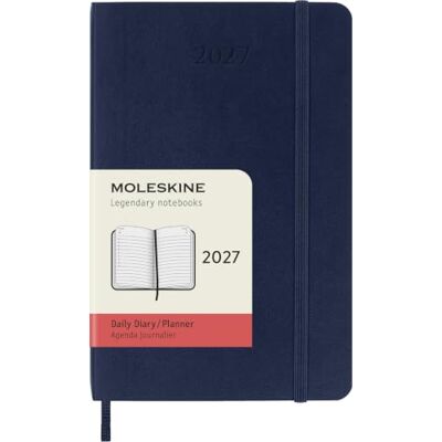 Moleskine Agenda Quotidien 2027, Agenda de 12 Mois avec Couverture Souple et Fermeture Élastique, Format Pocket 9x14 Cm, Couleur Bleu Saphir Moleskine Agenda Quotidien 2027, Agenda de 12 Mois avec Couverture Souple et Fermeture Élastique, Format Pocket 9x14 Cm, Couleur Bleu Saphir