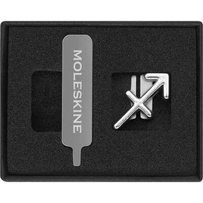 Moleskine Pin's Sagittaire pour carnet ou agenda, symbole du zodiaque, fermeture élastique, idée cadeau personnalisée, couleur argent Moleskine Pin's Sagittaire pour carnet ou agenda, symbole du zodiaque, fermeture élastique, idée cadeau personnalisée, couleur argent