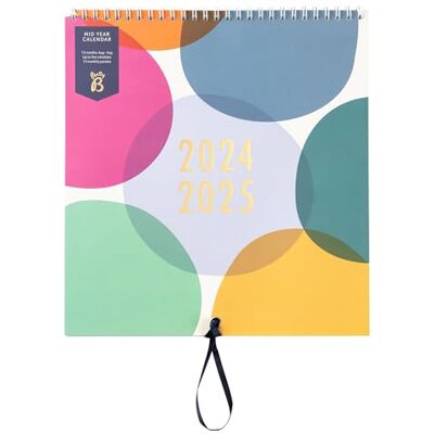 Busy B Calendrier familial mi-année d'août 2024 à août 2025. Planificateur mural familial avec affichage mensuel, cinq horaires et 13 poches mensuelles. Certifié FSC® Busy B Calendrier familial mi-année d'août 2024 à août 2025. Planificateur mural familial avec affichage mensuel, cinq horaires et 13 poches mensuelles. Certifié FSC®