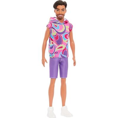 Barbie Fashionistas HRH26 Poupée Ken n°227 avec tenue qui rappelle le look Totally Hair Poupée brune avec barbe courte et corps mince Figurine de collection pour le 65ème anniversaire Barbie Fashionistas HRH26 Poupée Ken n°227 avec tenue qui rappelle le look Totally Hair Poupée brune avec barbe courte et corps mince Figurine de collection pour le 65ème anniversaire