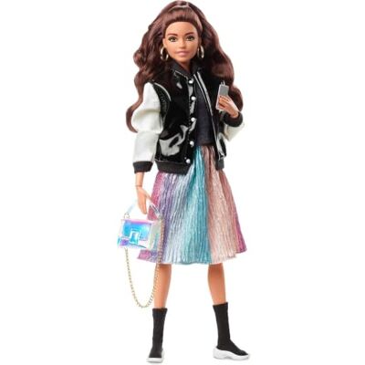 Barbie HCB75 Signature @Style Poupée mobile (brune) avec deux hauts, jupe, jean, veste, deux paires de chaussures et accessoires, jouet pour collectionneurs Barbie HCB75 Signature @Style Poupée mobile (brune) avec deux hauts, jupe, jean, veste, deux paires de chaussures et accessoires, jouet pour collectionneurs