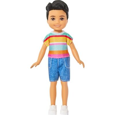 Barbie Poupée Famille et Amis Club Chelsea Koji de 15 cm aux cheveux bruns portant un t-shirt rayé amovible, un short et des chaussures, JJB36 Barbie Poupée Famille et Amis Club Chelsea Koji de 15 cm aux cheveux bruns portant un t-shirt rayé amovible, un short et des chaussures, JJB36