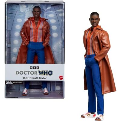 Barbie Poupée Le Quinzième Docteur à collectionner, inspirée de la 14ème saison de la série Doctor Who, avec socle pour poupée et certificat d’authenticité, HRM36 Barbie Poupée Le Quinzième Docteur à collectionner, inspirée de la 14ème saison de la série Doctor Who, avec socle pour poupée et certificat d’authenticité, HRM36