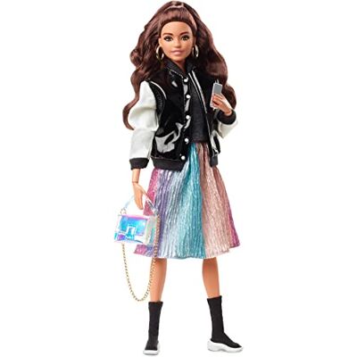 Barbie HCB75 Signature @Style Poupée mobile (brune) avec deux hauts, jupe, jean, veste, deux paires de chaussures et accessoires, jouet pour collectionneurs Barbie HCB75 Signature @Style Poupée mobile (brune) avec deux hauts, jupe, jean, veste, deux paires de chaussures et accessoires, jouet pour collectionneurs