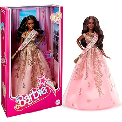 Barbie The Movie HPK05 ISSA Rae Poupée à collectionner en robe rose et dorée avec support de poupée, idéale comme cadeau pour les enfants à partir de 3 ans Barbie The Movie HPK05 ISSA Rae Poupée à collectionner en robe rose et dorée avec support de poupée, idéale comme cadeau pour les enfants à partir de 3 ans