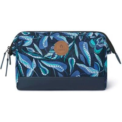 Cabaïa CABAIA Grande Trousse de Toilette 5L Femme Vanity Voyage Déperlant Ouverture grand angle · 2 poches intérieures · Format voyage · Design français · Certifié Vegan Cabaïa CABAIA Grande Trousse de Toilette 5L Femme Vanity Voyage Déperlant Ouverture grand angle · 2 poches intérieures · Format voyage · Design français · Certifié Vegan