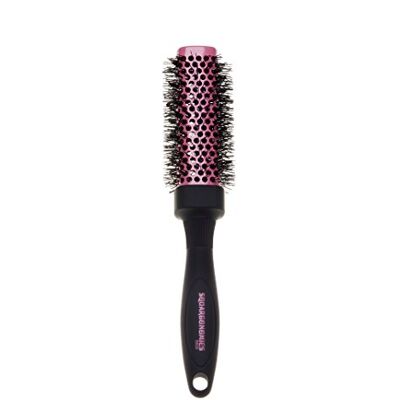 Denman Squargonomics Brosse à cheveux ronde pour un séchage rapide et doux des cheveux de longueur moyenne Poils en nylon ondulés Diamètre 33 mm Argenté Denman Squargonomics Brosse à cheveux ronde pour un séchage rapide et doux des cheveux de longueur moyenne Poils en nylon ondulés Diamètre 33 mm Argenté