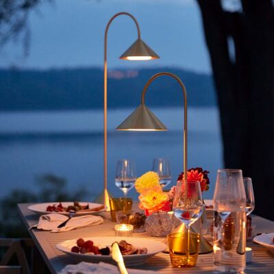 Lampadaire LED rechargeable Grasp H72 couleur laiton - FRANDSEN - Balcon - Design - Métal - À ampoule unique Lampadaire LED rechargeable Grasp H72 couleur laiton - FRANDSEN - Balcon - Design - Métal - À ampoule unique