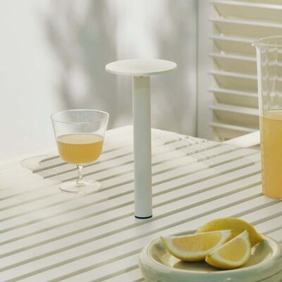 Lampe à poser LED rechargeable HOST PORTABLE, blanc crème 22 cm IP44 - HAY - Salon / séjour - Moderne - Aluminium - Avec abat-jour Lampe à poser LED rechargeable HOST PORTABLE, blanc crème 22 cm IP44 - HAY - Salon / séjour - Moderne - Aluminium - Avec abat-jour