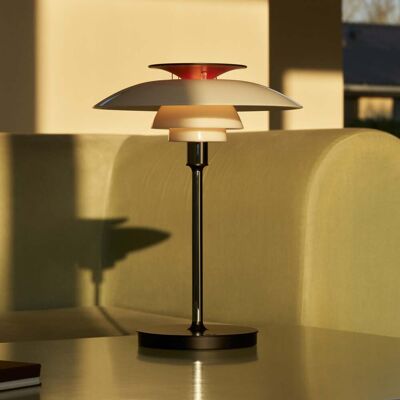 PH80 PORTABLE lampe de table rechargeable, blanc/rouge/chrome - Louis Poulsen PH 80 - Salon / séjour - Design - Aluminium - Avec abat-jour PH80 PORTABLE lampe de table rechargeable, blanc/rouge/chrome - Louis Poulsen PH 80 - Salon / séjour - Design - Aluminium - Avec abat-jour