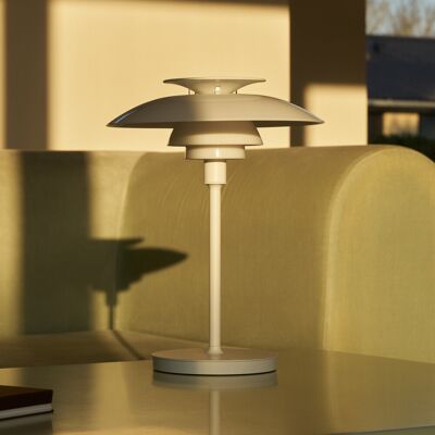 PH80 PORTABLE lampe de table rechargeable, blanc opale, IP44 - Louis Poulsen PH 80 - Salon / séjour - Design - Aluminium - Avec abat-jour PH80 PORTABLE lampe de table rechargeable, blanc opale, IP44 - Louis Poulsen PH 80 - Salon / séjour - Design - Aluminium - Avec abat-jour