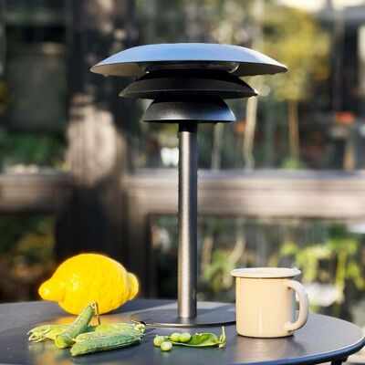 Lampe de table solaire LED DL25, noire, en métal - Dyberg Larsen DL25 Solar - Terrasse - Design - À ampoule unique Lampe de table solaire LED DL25, noire, en métal - Dyberg Larsen DL25 Solar - Terrasse - Design - À ampoule unique