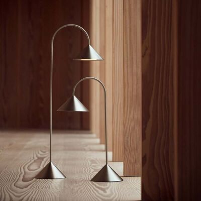 Lampadaire LED rechargeable Grasp, acier inoxydable, hauteur 72 cm - FRANDSEN - Balcon - Design - À ampoule unique Lampadaire LED rechargeable Grasp, acier inoxydable, hauteur 72 cm - FRANDSEN - Balcon - Design - À ampoule unique
