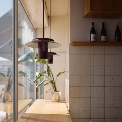 Suspension Lille 24, rouge foncé, aluminium, Ø 24 cm - Pholc - Cuisine - Design - À ampoule unique Suspension Lille 24, rouge foncé, aluminium, Ø 24 cm - Pholc - Cuisine - Design - À ampoule unique