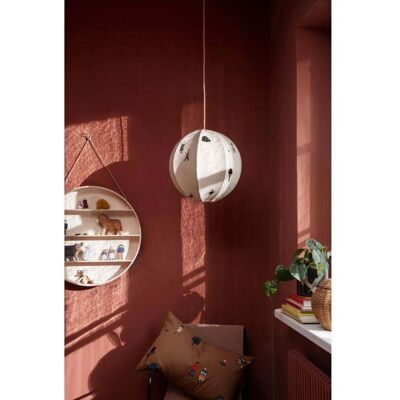 Ferm Living Kids - Abat-jour brodé en textile - Scène multicolore Ferm Living Kids - Abat-jour brodé en textile - Scène multicolore