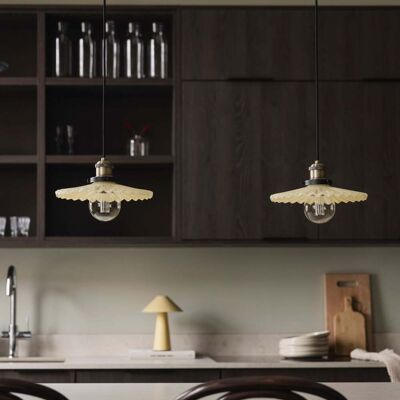 Globen Lighting suspension COBBLER, crème/laiton vieilli Ø 25 cm - Salon / séjour - Design - Verre - À ampoule unique Globen Lighting suspension COBBLER, crème/laiton vieilli Ø 25 cm - Salon / séjour - Design - Verre - À ampoule unique