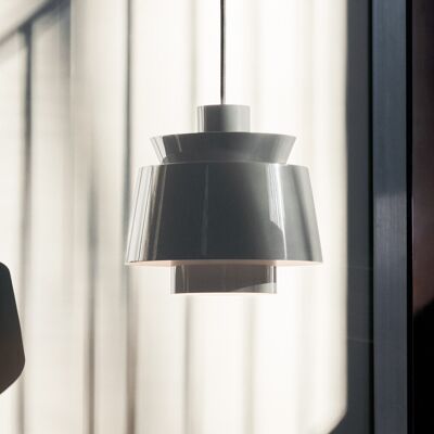 Suspension Utzon JU1, Ø 22 cm, gris pierre - &TRADITION; - Salon / séjour - Design - Métal - Avec abat-jour Suspension Utzon JU1, Ø 22 cm, gris pierre - &TRADITION; - Salon / séjour - Design - Métal - Avec abat-jour