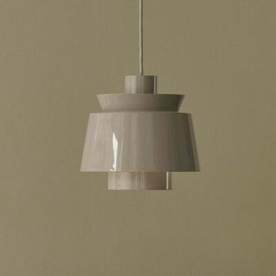 Suspension Utzon JU1, Ø 22 cm, gris-beige - &TRADITION; - Salon / séjour - Design - Métal - Avec abat-jour Suspension Utzon JU1, Ø 22 cm, gris-beige - &TRADITION; - Salon / séjour - Design - Métal - Avec abat-jour