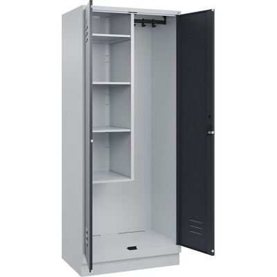 Putzmittelspind Classic PLUS, 1 Abteil, Trennwand mittig, verkürzt, lichtgrau / grau, B 800 mm, mit Bodensockel, Zylinderschloss C+P Putzmittelspind Classic PLUS, 1 Abteil, Trennwand mittig, verkürzt, lichtgrau / grau, B 800 mm, mit Bodensockel, Zylinderschloss C+P