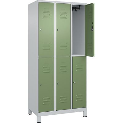 Doppelstock-Spind Classic PLUS, 3 Abteile, lichtgrau / resedagrün, HxB 1950 x 900 mm, mit Füßen, Zylinderschloss C+P Doppelstock-Spind Classic PLUS, 3 Abteile, lichtgrau / resedagrün, HxB 1950 x 900 mm, mit Füßen, Zylinderschloss C+P