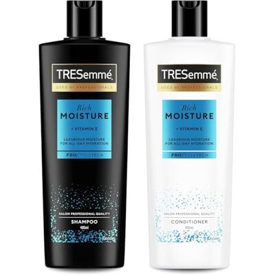 TRESemmé Rich Moisture Shampoo und Conditioner Set, 400 ml + 400ml Bei Trockenem & Geschädigtem Haar, Feuchtigkeitsversorgung für den ganzen Tag, Revitalisiertes & Seidiges Haar, Mit Vitamin E TRESemmé Rich Moisture Shampoo und Conditioner Set, 400 ml + 400ml Bei Trockenem & Geschädigtem Haar, Feuchtigkeitsversorgung für den ganzen Tag, Revitalisiertes & Seidiges Haar, Mit Vitamin E