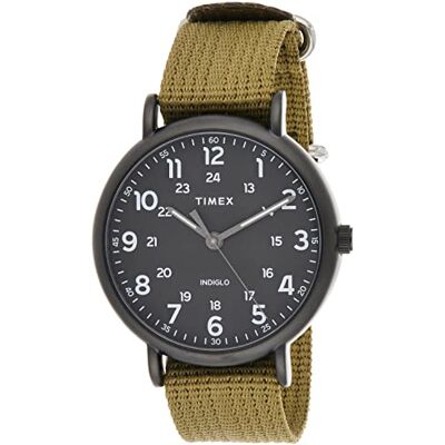 Timex Weekender 43mm Quarzuhr mit schwarzem Zifferblatt und olivgrünem ArmbandTW2U68200 Timex Weekender 43mm Quarzuhr mit schwarzem Zifferblatt und olivgrünem ArmbandTW2U68200