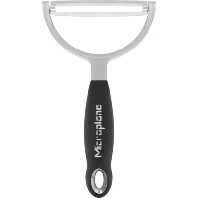 Microplane Professional XL-Schäler Breite und scharfe Edelstahlklinge zum Schälen von Obst und Gemüse Ergonomischer Griff Sparschäler in Y-Form Microplane Professional XL-Schäler Breite und scharfe Edelstahlklinge zum Schälen von Obst und Gemüse Ergonomischer Griff Sparschäler in Y-Form