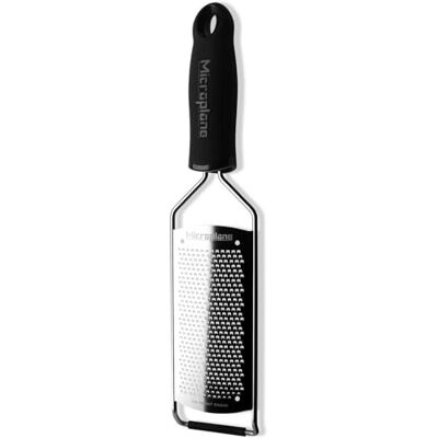 Microplane Küchenreibe Fein für Hartkäse, Zitrusfrüchte, Knoblauch, Chili, Zimt und Muskatnuss in Schwarz mit Edelstahlklingen Made in USA Microplane Küchenreibe Fein für Hartkäse, Zitrusfrüchte, Knoblauch, Chili, Zimt und Muskatnuss in Schwarz mit Edelstahlklingen Made in USA
