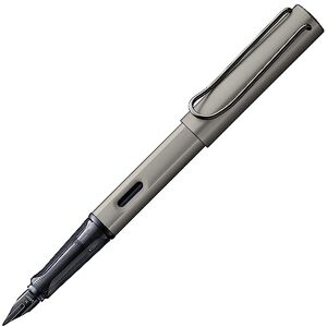 Lamy Lx Füller ruthenium – PVD-veredelte Feder & ergonomischer Griff – eloxiertes Aluminiumgehäuse – Strichbreite M – inkl. Tintenpatrone T 10 blau & Metalletui – für Rechtshänder Lamy Lx Füller ruthenium – PVD-veredelte Feder & ergonomischer Griff – eloxiertes Aluminiumgehäuse – Strichbreite M – inkl. Tintenpatrone T 10 blau & Metalletui – für Rechtshänder