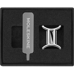 Moleskine -Anstecknadel für Notizbuch oder Agenda, Zwillinge, Brosche mit Sternzeichen-Symbol, Personalisiere den Gummibandverschluss, Personalisierte Geschenkidee, Farbe Silber Moleskine -Anstecknadel für Notizbuch oder Agenda, Zwillinge, Brosche mit Sternzeichen-Symbol, Personalisiere den Gummibandverschluss, Personalisierte Geschenkidee, Farbe Silber