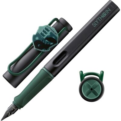Lamy safari Harry Potter Slytherin™ Füller in Strichbreite M Füller mit Wappen des Hauses mit ergonomischen Griff – inkl. Tintenpatrone T10 blau – Rechtshänder Lamy safari Harry Potter Slytherin™ Füller in Strichbreite M Füller mit Wappen des Hauses mit ergonomischen Griff – inkl. Tintenpatrone T10 blau – Rechtshänder