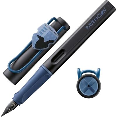 Lamy safari Harry Potter Ravenclaw™ Füller in Strichbreite M Füller mit Wappen des Hauses mit ergonomischen Griff – inkl. Tintenpatrone T10 blau – Rechtshänder Lamy safari Harry Potter Ravenclaw™ Füller in Strichbreite M Füller mit Wappen des Hauses mit ergonomischen Griff – inkl. Tintenpatrone T10 blau – Rechtshänder